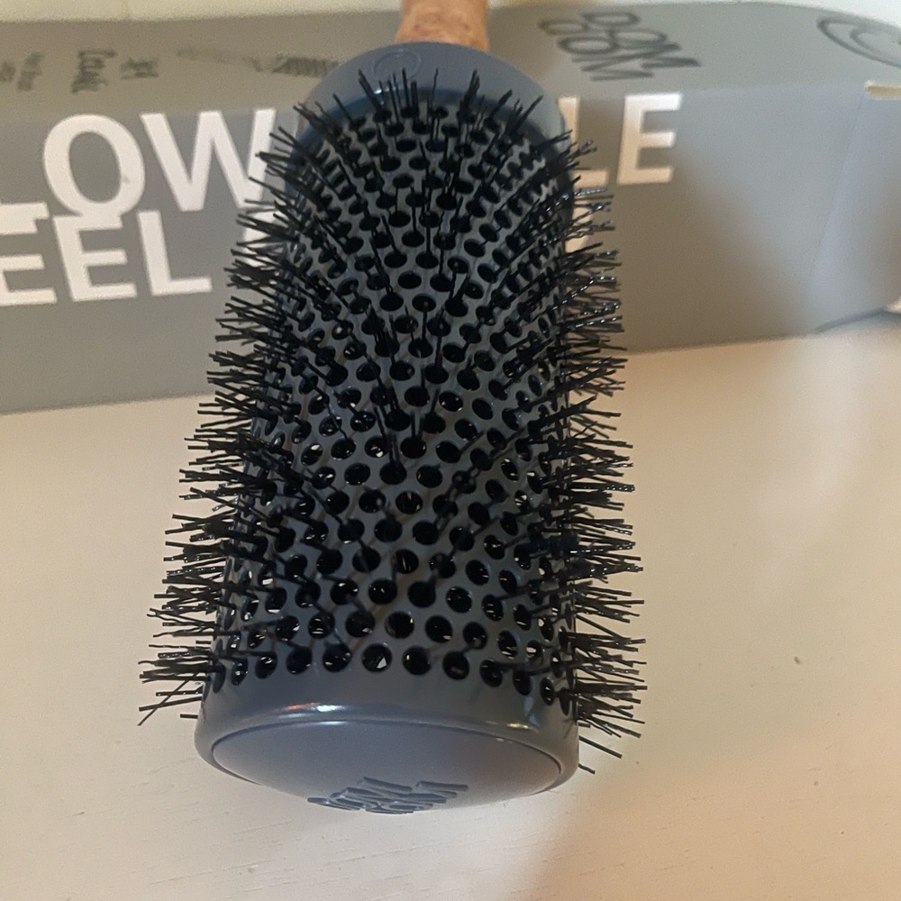 Dom Dom #9 Ceramic Hair Brush, Large 2.55 Barrel, NIB - Picture 2 of 5